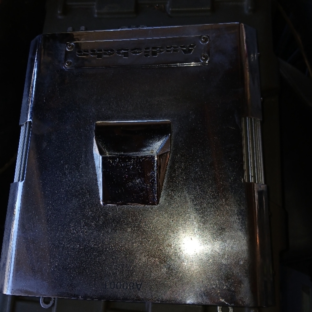 audiobahn A8000T amplifier